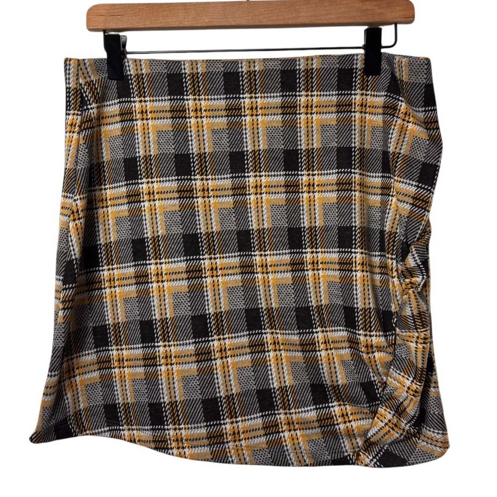URBAN OUTFITTERS WOMEN PLAID YELLOW BLACK MINI SKIRT SIZE LARGE BRAND NEW